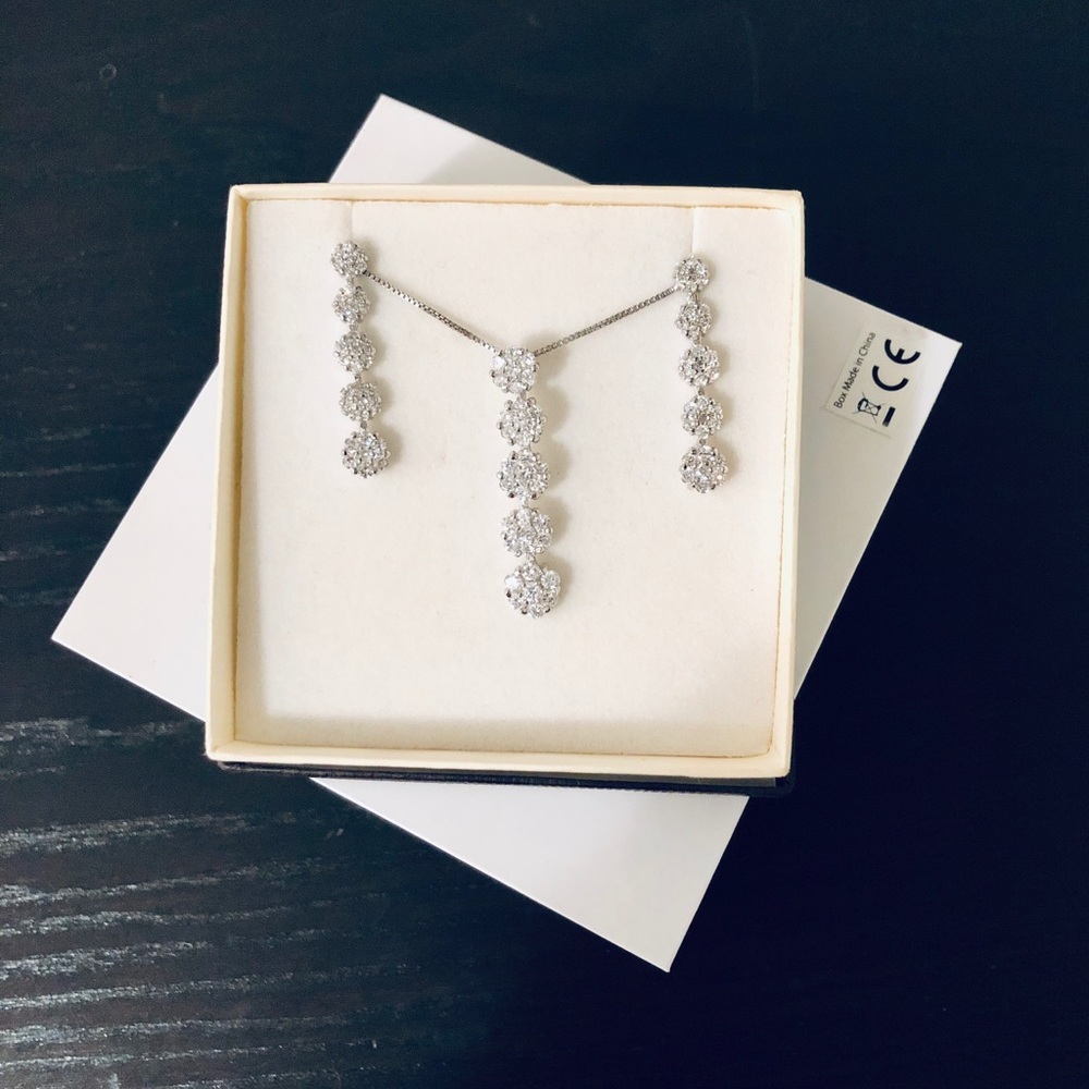Pendant necklace and earring set